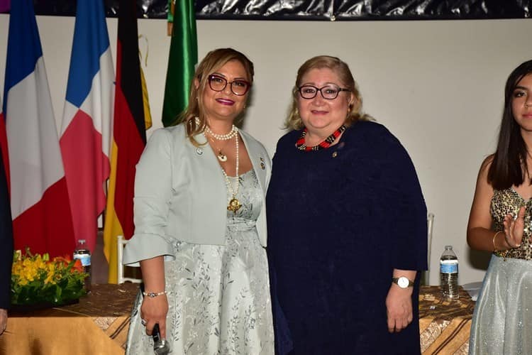 Rosa Arely Ortiz de Pita primera presidenta mujer  del Club Rotario Veracruz