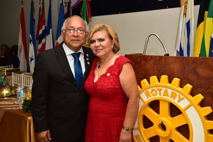 Rosa Arely Ortiz de Pita primera presidenta mujer  del Club Rotario Veracruz