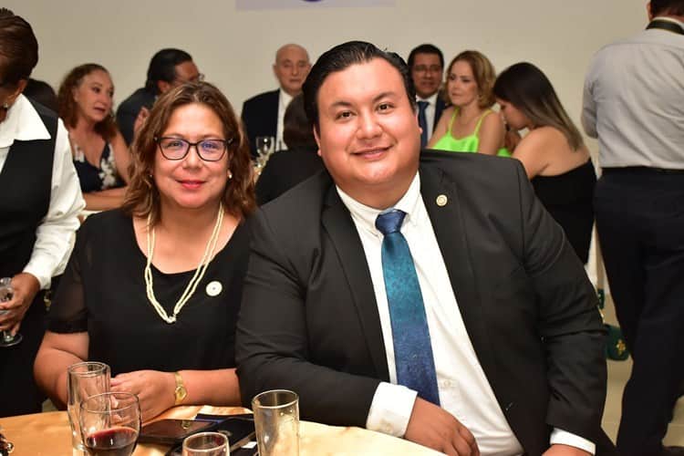 Rosa Arely Ortiz de Pita primera presidenta mujer  del Club Rotario Veracruz