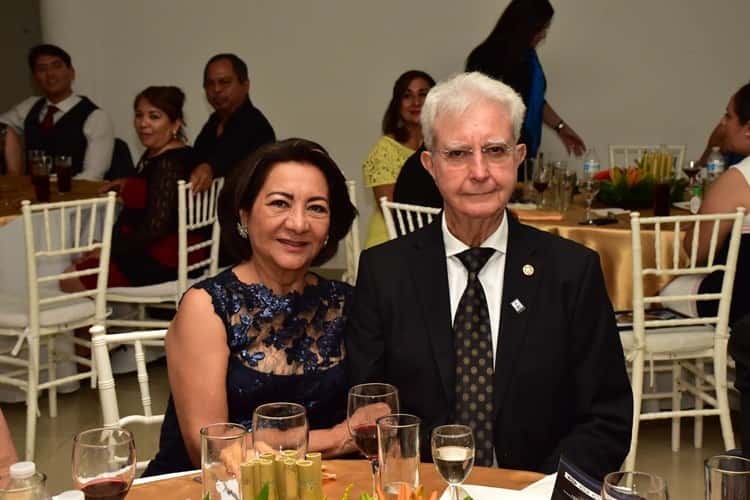 Rosa Arely Ortiz de Pita primera presidenta mujer  del Club Rotario Veracruz