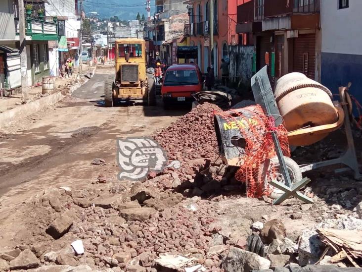 Tras regaño del alcalde, constructora acelera trabajos en calle Sayago de Xalapa