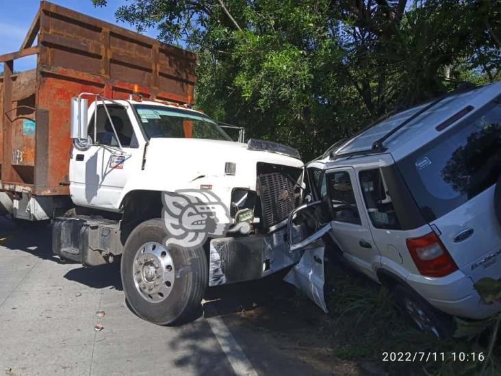 Camión choca contra una camioneta en la carretera Trancas-Coatepec