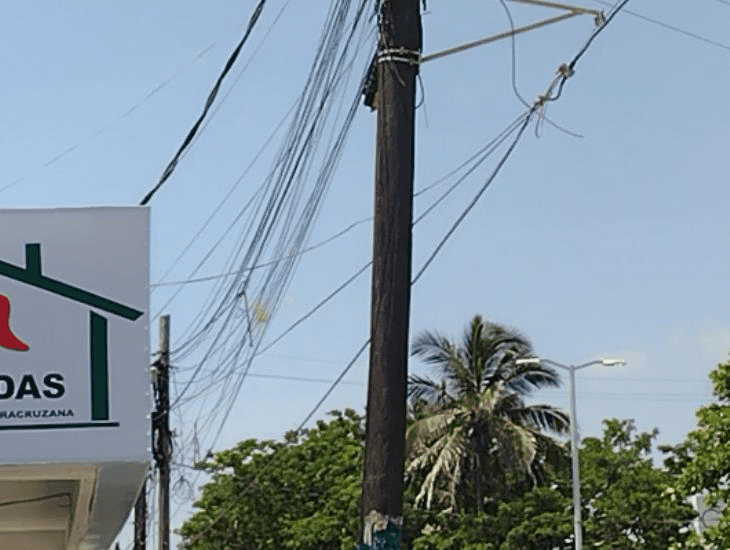 Vecinos de la avenida Urano reportan fallas en el cableado eléctrico (+Video)