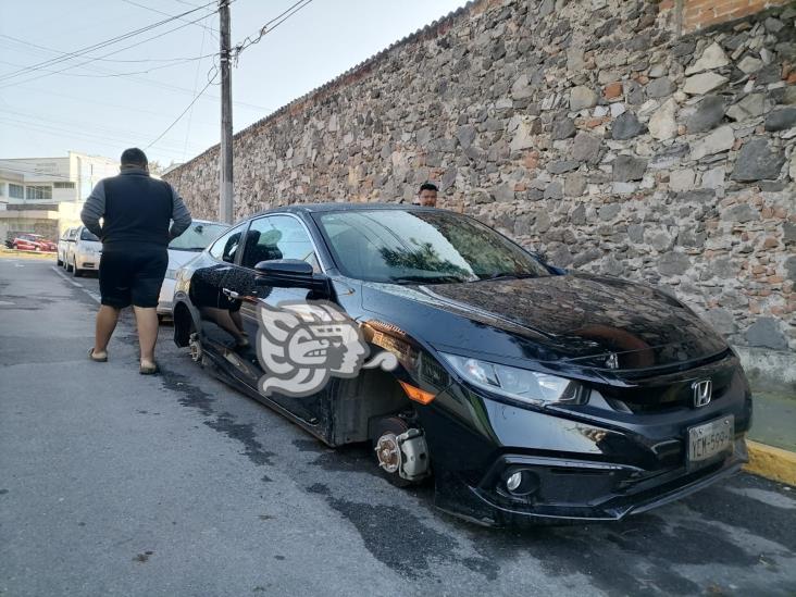 Desvalijan al menos seis vehículos y roban camioneta en Orizaba