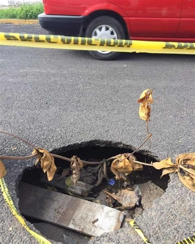 Se formó un mega bache en calles del fraccionamiento Floresta en Veracruz