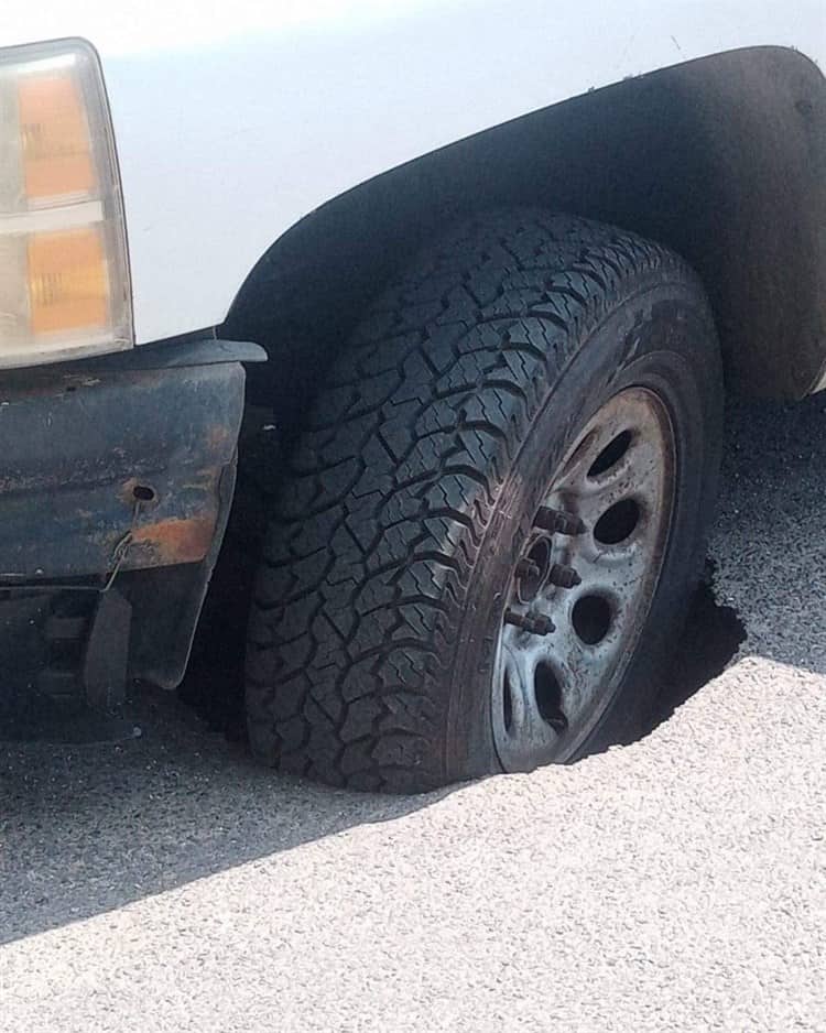 Se formó un mega bache en calles del fraccionamiento Floresta en Veracruz