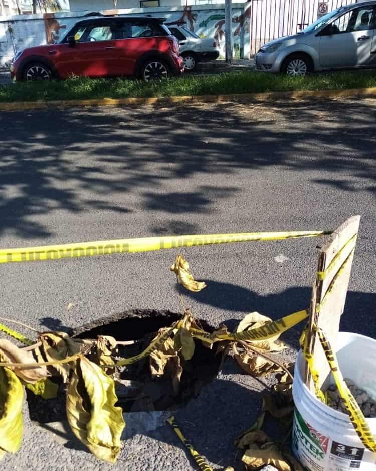 Se formó un mega bache en calles del fraccionamiento Floresta en Veracruz