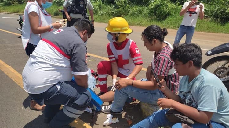 Derrapa motociclista en carretera federal a San Andrés Tuxtla