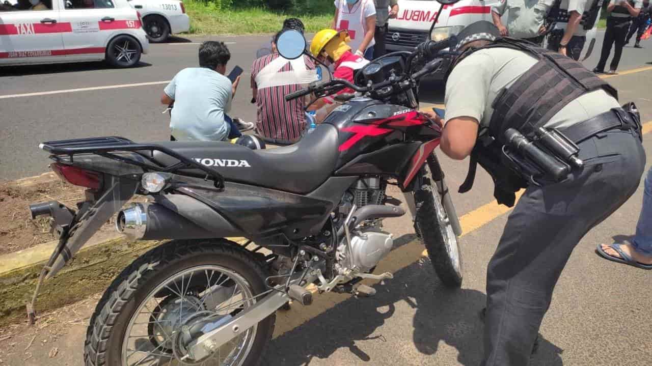 Derrapa motociclista en carretera federal a San Andrés Tuxtla