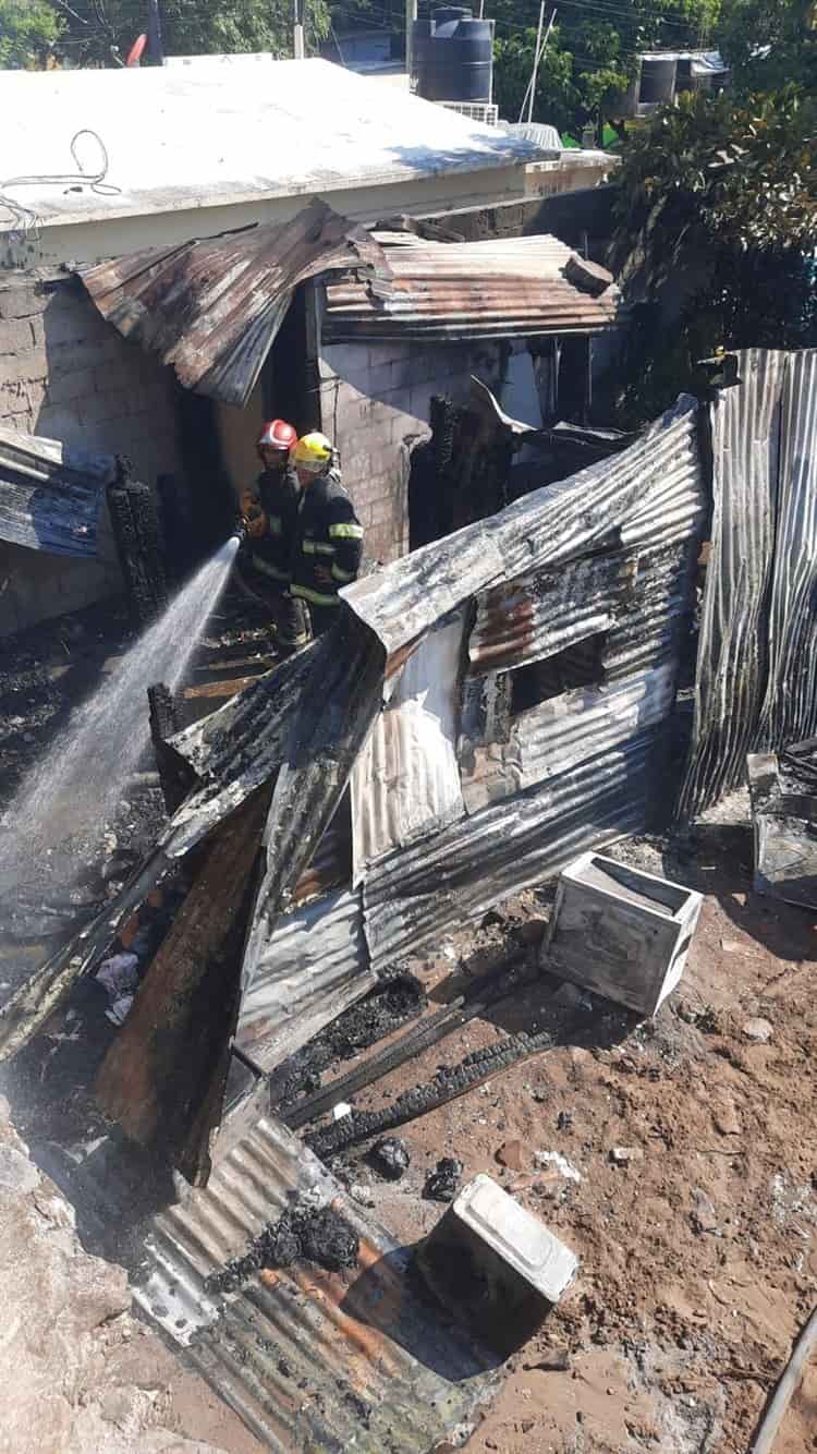 Vivienda es consumida por el fuego en la colonia Las Caballerizas en Veracruz