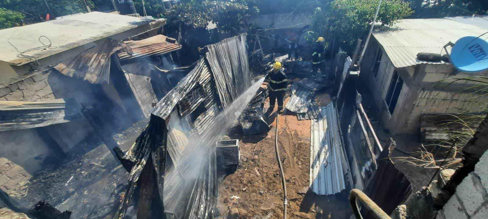 Vivienda es consumida por el fuego en la colonia Las Caballerizas en Veracruz