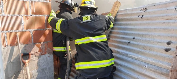 Vivienda es consumida por el fuego en la colonia Las Caballerizas en Veracruz