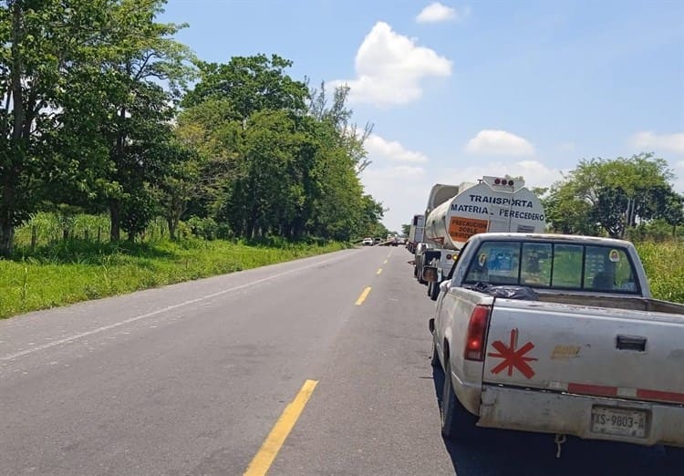 Tráiler saca a camioneta de la carretera en Tres Valles, hay 3 lesionados