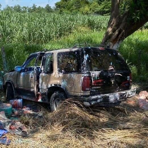 Tráiler saca a camioneta de la carretera en Tres Valles, hay 3 lesionados