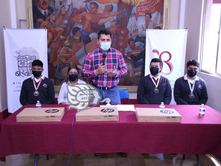 Entregan laptops a jóvenes que obtuvieron medallas en Olimpiada de Informática