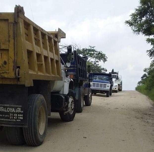 Mantienen bloqueo a unidades de empresa transportista en Moloacán