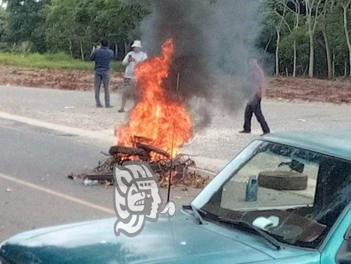 Bloquearon carretera de Soteapan; quieren mayor presupuesto para obras