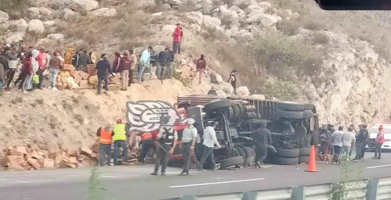 (+Video) Decenas de rapiñeros vacían camión de carga en autopista Puebla- Orizaba