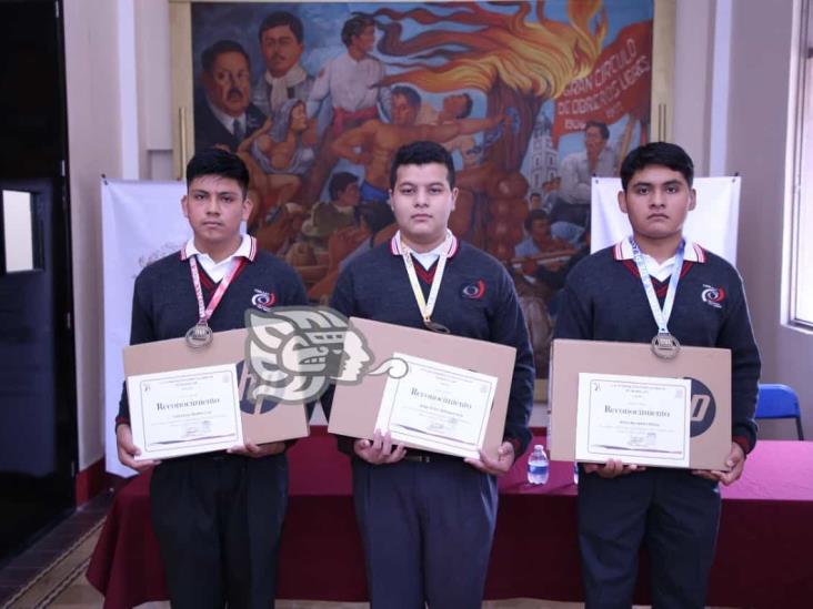 Entregan laptops a jóvenes que obtuvieron medallas en Olimpiada de Informática