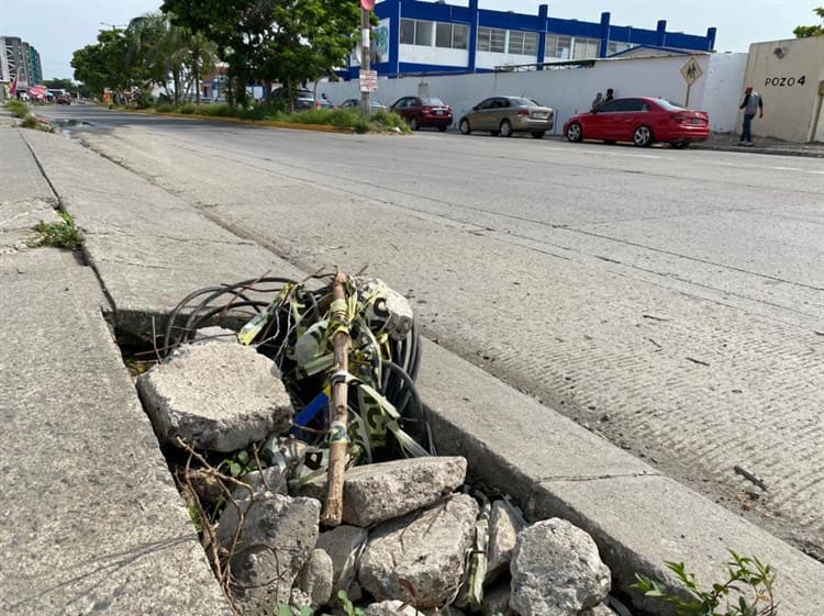 Vecinos de Lagos de Puente Moreno denuncian drenajes en mal estado con agua sucia