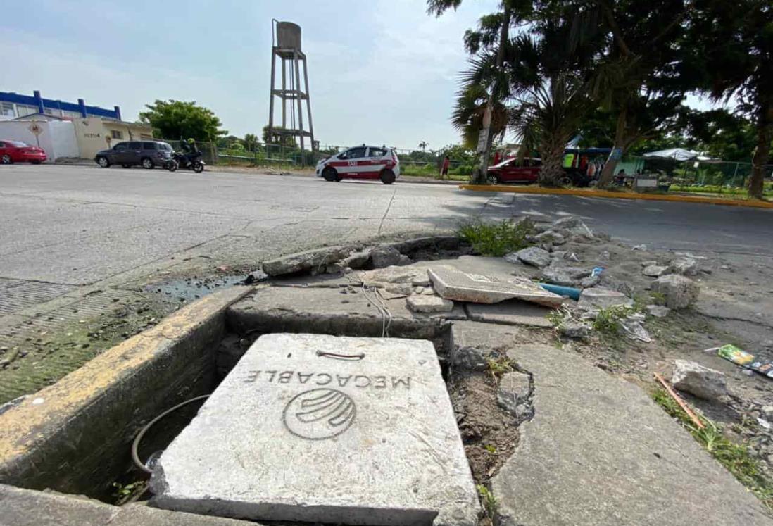 Vecinos de Lagos de Puente Moreno denuncian drenajes en mal estado con agua sucia