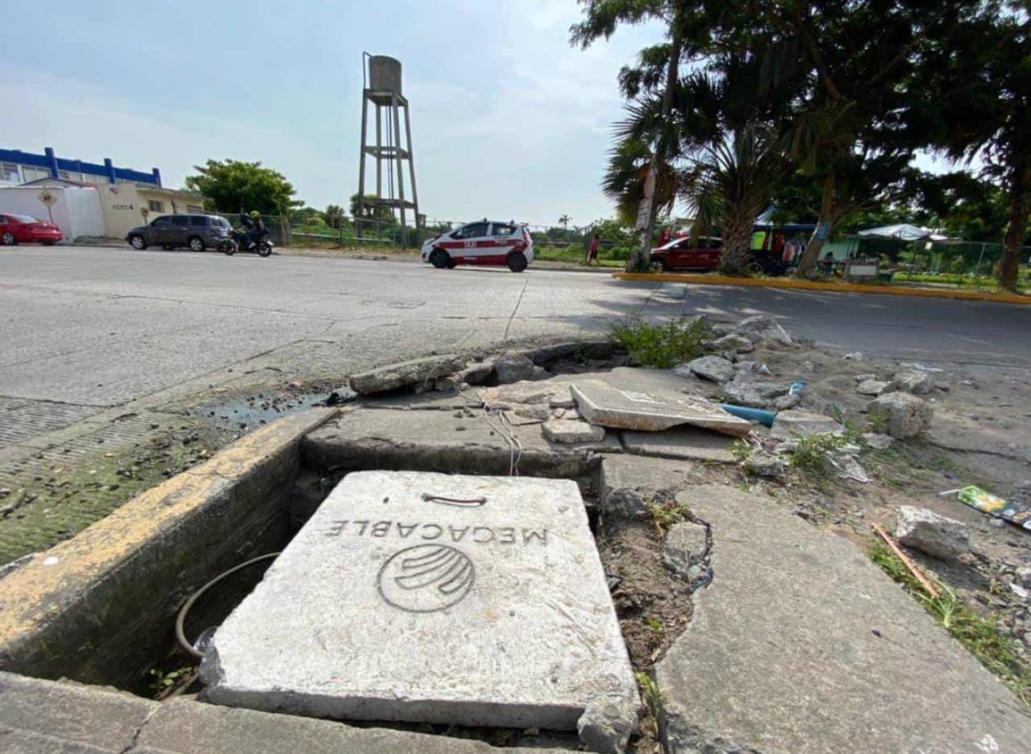 Vecinos de Lagos de Puente Moreno denuncian drenajes en mal estado con agua sucia