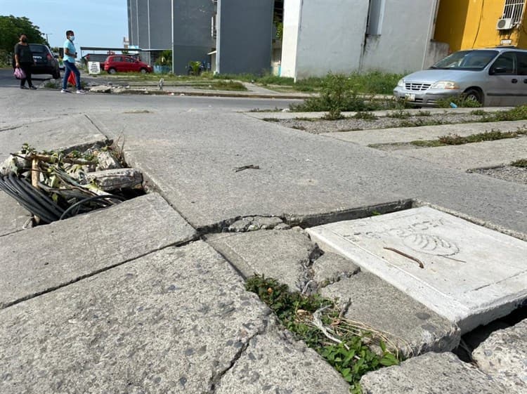 Vecinos de Lagos de Puente Moreno denuncian drenajes en mal estado con agua sucia