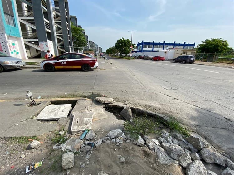 Vecinos de Lagos de Puente Moreno denuncian drenajes en mal estado con agua sucia