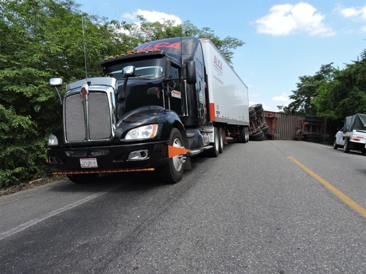 Vuelca segundo remolque de tracto camión sobre la carretera federal a Tierra Blanca