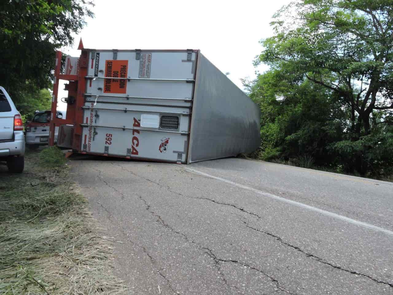 Vuelca segundo remolque de tracto camión sobre la carretera federal a Tierra Blanca