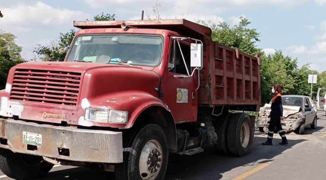 Automóvil se impacta contra camión de volteo en Tierra Blanca, hay 3 heridos