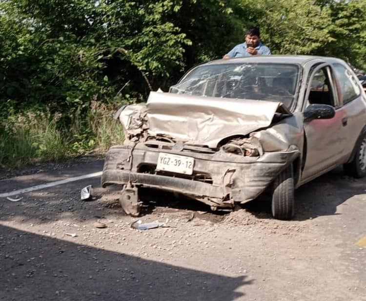 Automóvil se impacta contra camión de volteo en Tierra Blanca, hay 3 heridos