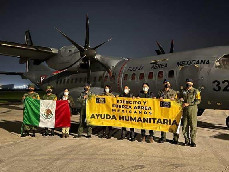 Cuerpos de migrantes mexicanos son repatriados en avión militar