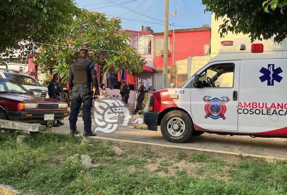 Mujer sufre caída del techo de vivienda en Cosoleacaque