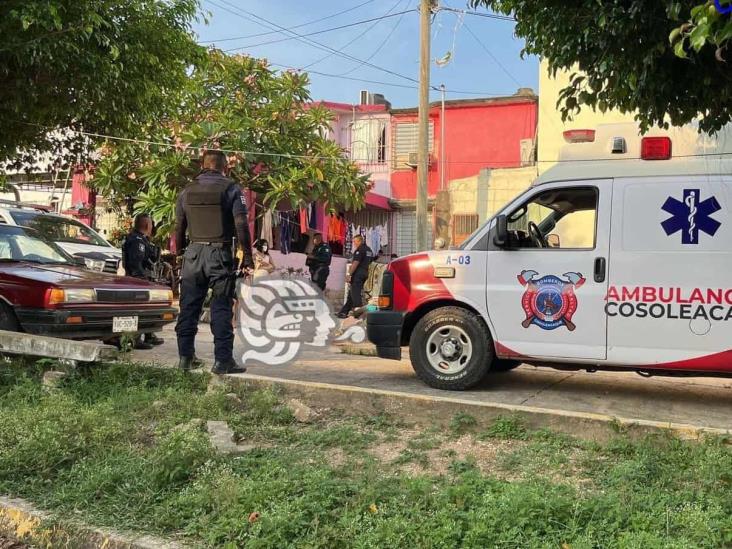 Mujer sufre caída del techo de vivienda en Cosoleacaque