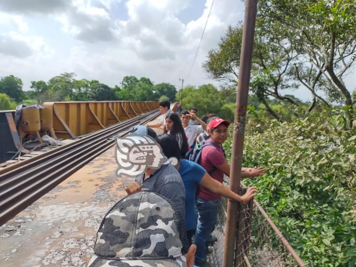 Pide FIT lanchas para paso de la población en Carranza