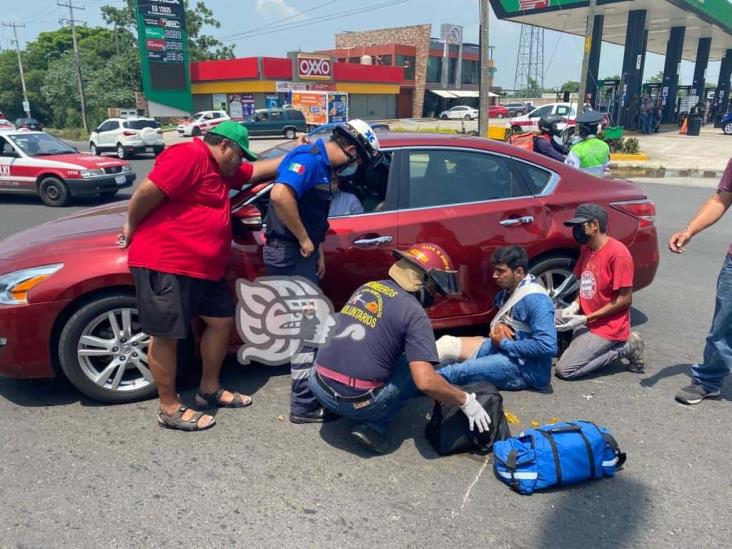 Motociclista se impacta contra vehículo en Minatitlán