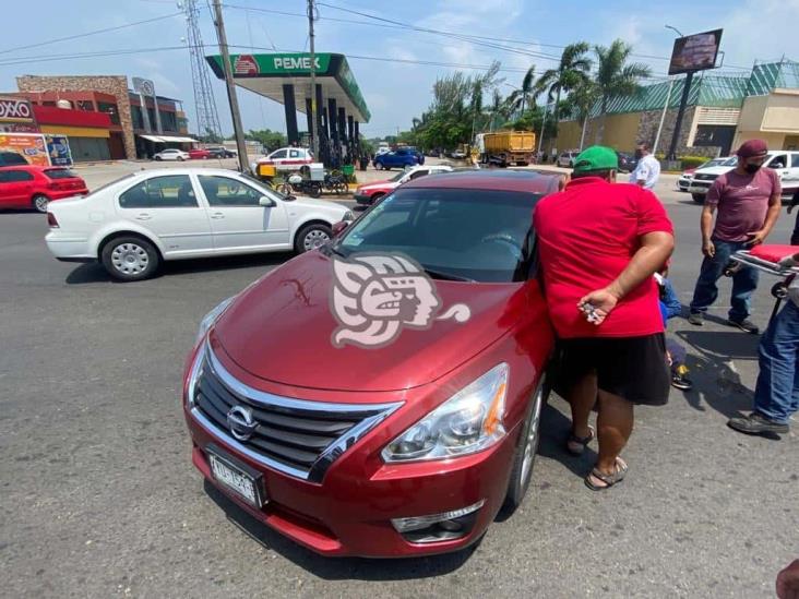 Motociclista se impacta contra vehículo en Minatitlán