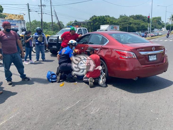 Motociclista se impacta contra vehículo en Minatitlán