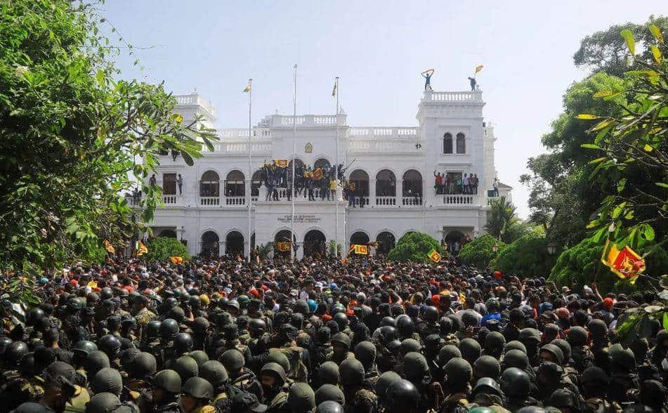 Huye presidente de Sri Lanka; declaran estado de emergencia