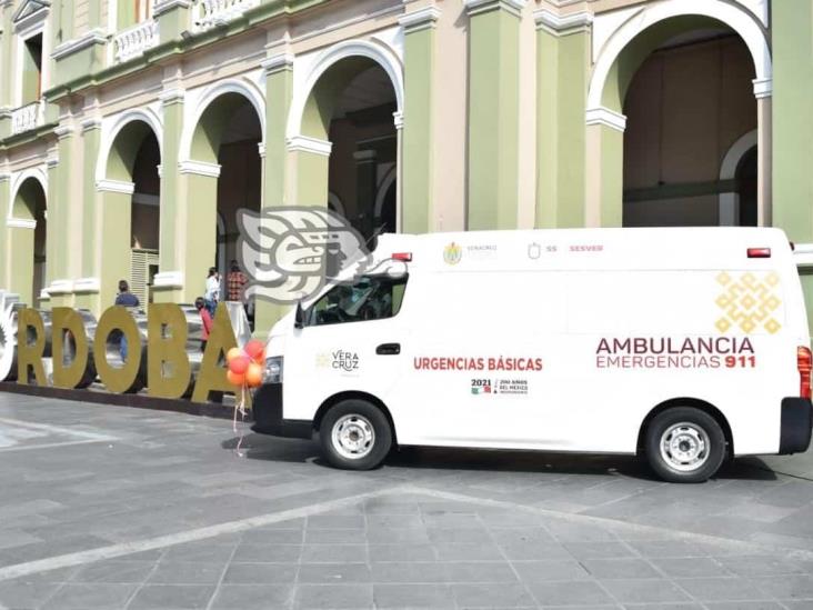 Entregan autoridades ambulancia al Hospital de Córdoba