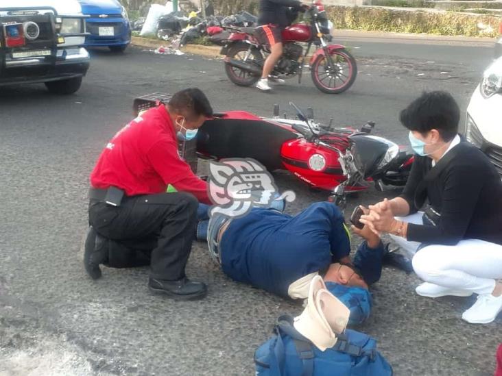 Chocan camioneta y moto en un crucero de Xalapa