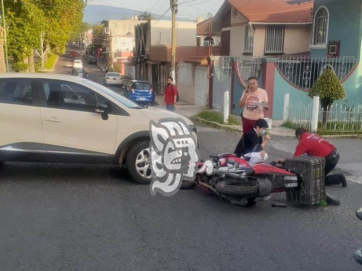 Chocan camioneta y moto en un crucero de Xalapa