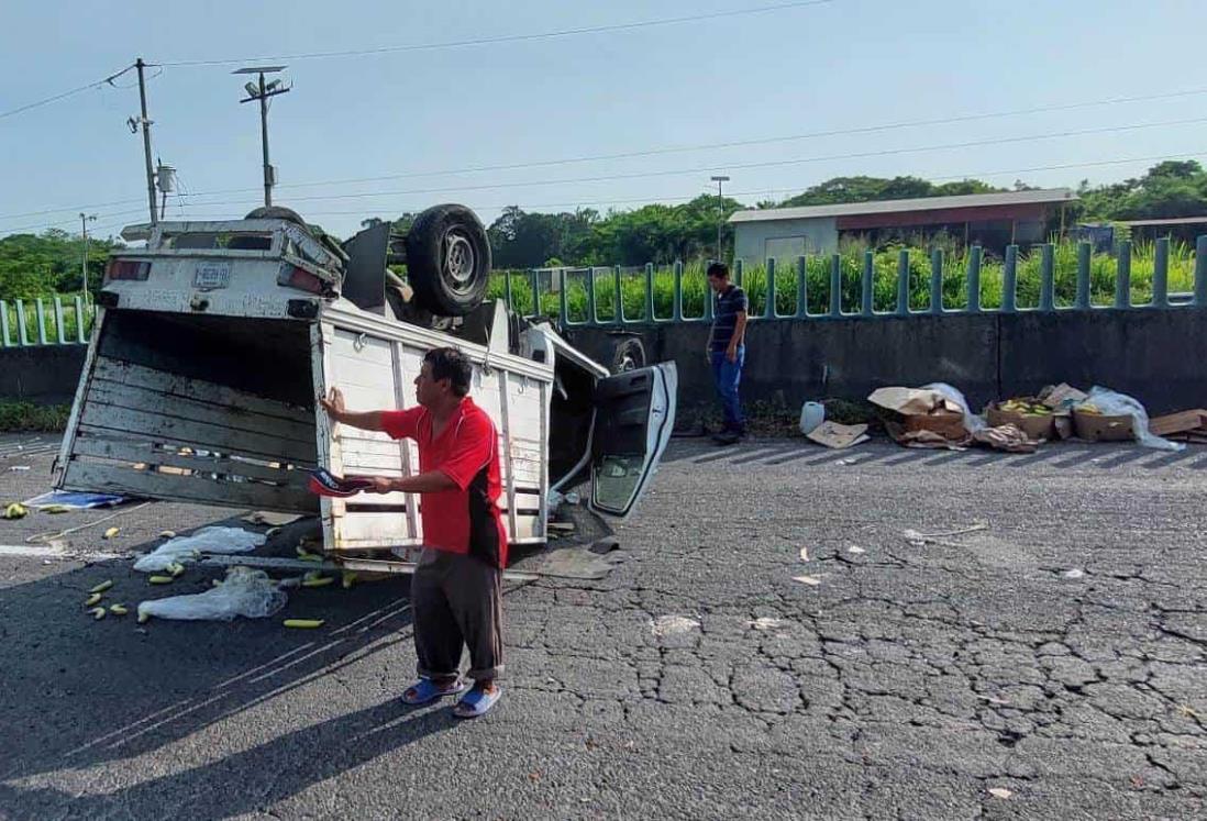 Vuelca camioneta de frutas sobre el libramiento Paso del Toro-Santa Fe