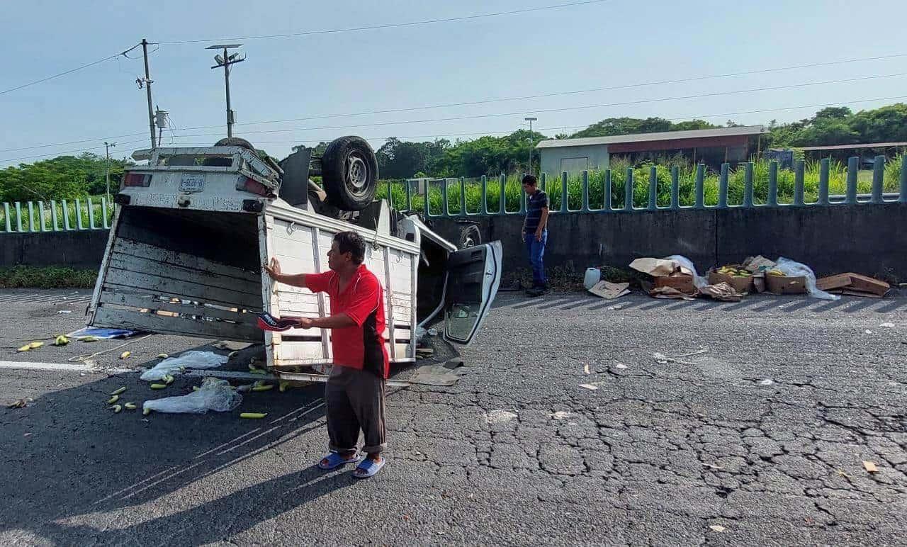 Vuelca camioneta de frutas sobre el libramiento Paso del Toro-Santa Fe