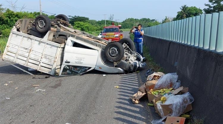 Vuelca camioneta de frutas sobre el libramiento Paso del Toro-Santa Fe