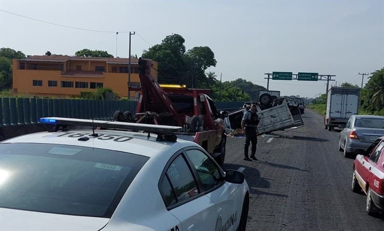 Vuelca camioneta de frutas sobre el libramiento Paso del Toro-Santa Fe