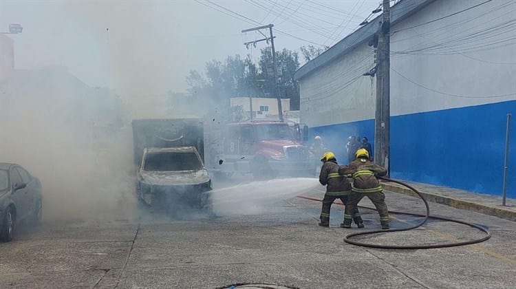 Se incendia camioneta de empresa panificadora en calles de Boca del Río