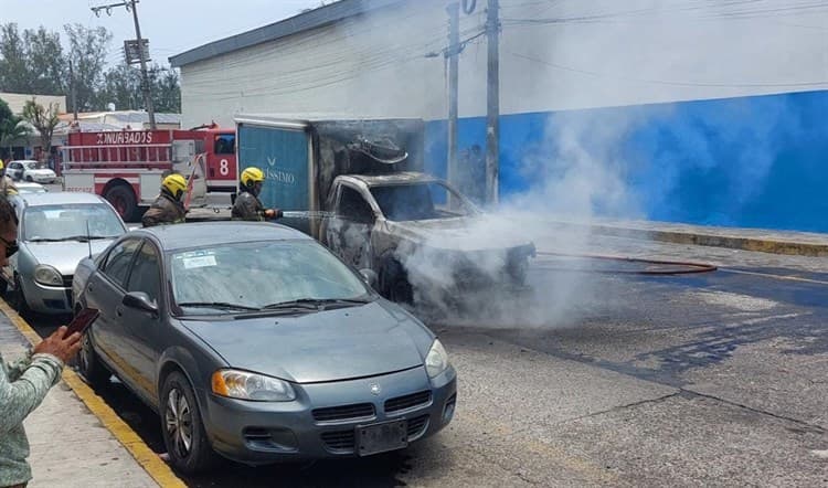 Se incendia camioneta de empresa panificadora en calles de Boca del Río