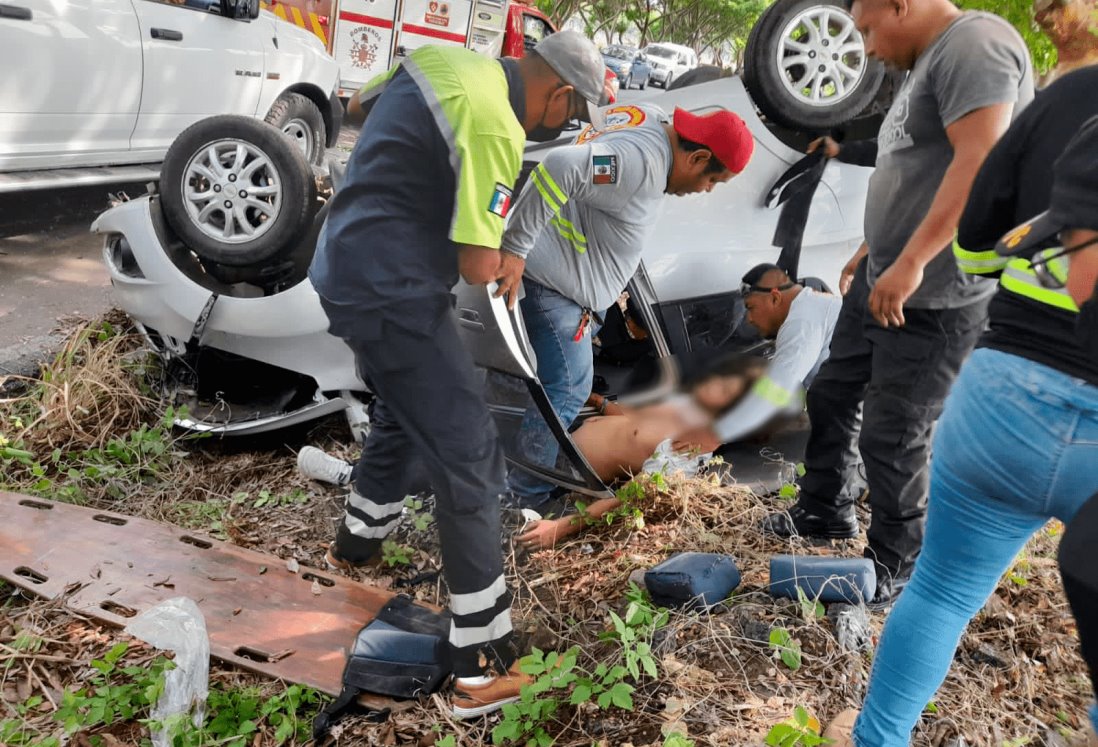 Automovilista pierde el control por exceso de velocidad, termina volcado